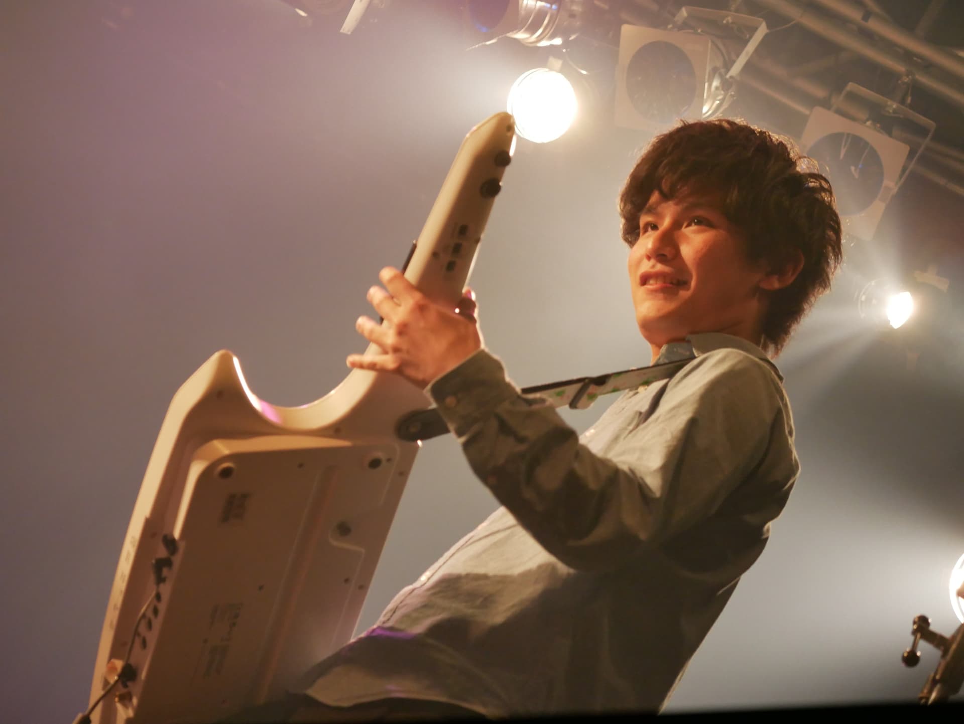 ライブでショルダーキーボードを演奏する Takanori Takeuchi